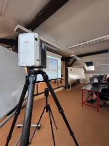 Při zaměřování objektu školy se osvědčilo “combo” dvou terestrických skenerů Leica RTC360 a BLK360.