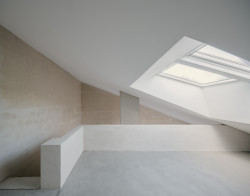 I přesto, že jsou místnosti orientované na sever, nedostatkem světla netrpí. (Rodinný dům s ateliérem, Helga Blocksdorf Architektur)