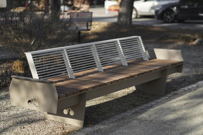 Integrované kovové bočnice umožňují pohodlné odložení kola přímo u lavičky. Ochranu rámu zajišťuje měkká pryž, která kryje hrany a minimalizuje riziko poškození. (Kolekce O od Egoé)