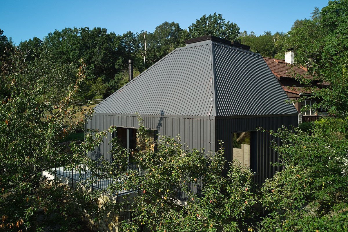 Chatu v Posázaví navrhl architekt Martin Hajný.
