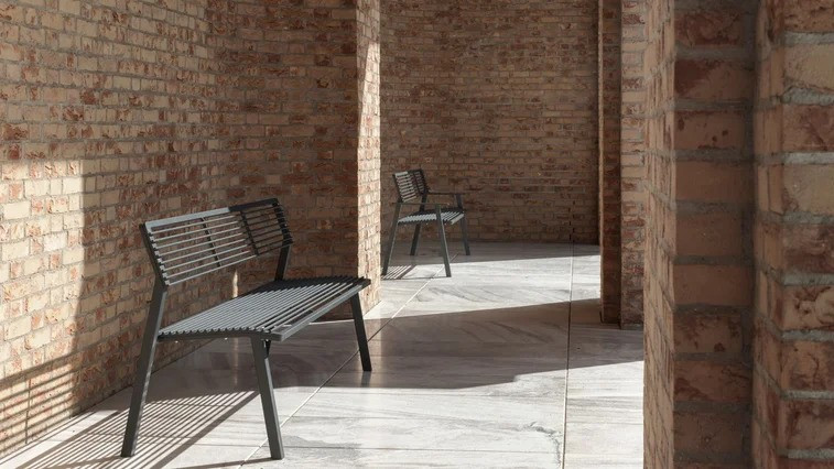 Lavička v celoocelové provedení s důrazem na funkčnost a ergonomii. Díky variabilitě barevného provedení se snadno přizpůsobí různým prostředím. (Model E2 Kolekce E od Egoé)