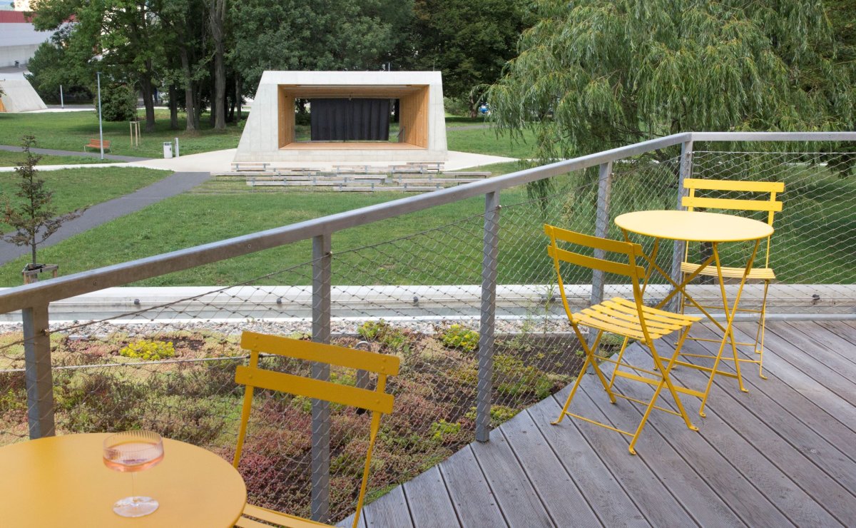 Posledním novým objektem je podium. (Park Střed v Mostě, Rehwaldt Landscape Architects + Atelier Hoffman)