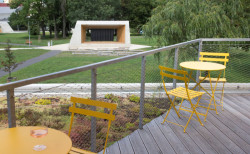 Posledním novým objektem je podium. (Park Střed v Mostě, Rehwaldt Landscape Architects + Atelier Hoffman)