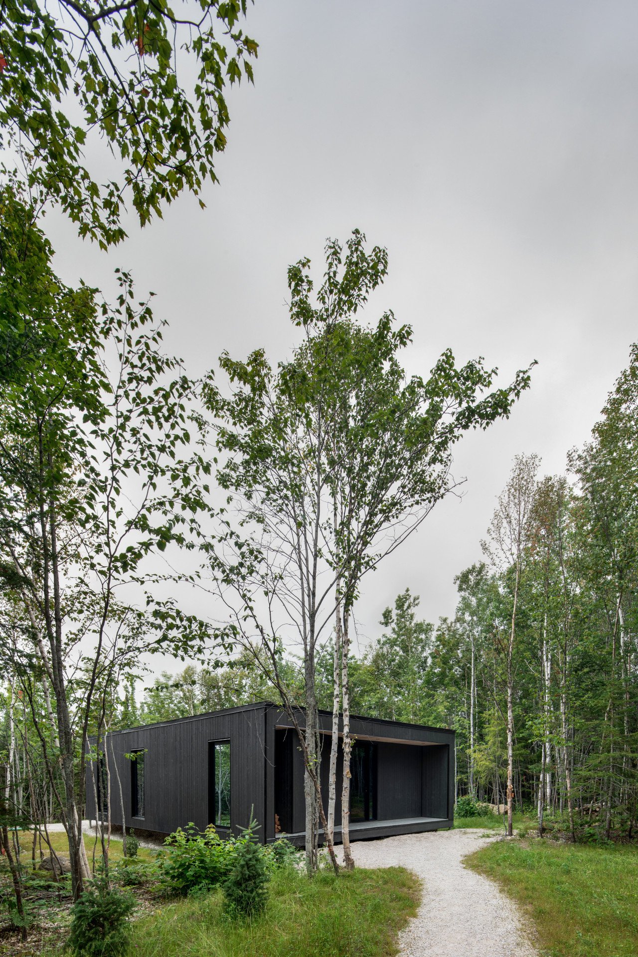 Prefabrikované chatky od studia Bourgeois / Lechasseur architects nedaleko kanadské lyžařské oblasti Le Massif de Petite-Rivière-St-François v lese u Charlevoix