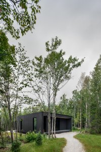 Prefabrikované chatky od studia Bourgeois / Lechasseur architects nedaleko kanadské lyžařské oblasti Le Massif de Petite-Rivière-St-François v lese u Charlevoix