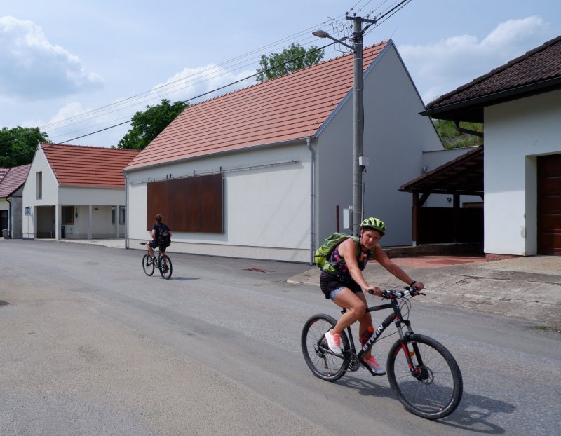 Soňa Urbánková navrhla obecní dům pro malou moravskou vesnici. Vešel se do něj komunitní sál, obecní úřad i ordinace