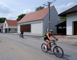 Soňa Urbánková navrhla obecní dům pro malou moravskou vesnici. Vešel se do něj komunitní sál, obecní úřad i ordinace