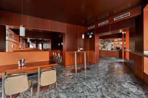 Bistro se nachází v činžovním domě z 19. století, který od 80. let neprošel rekonstrukcí. (0,5 studio, Sandwich Rodeo)