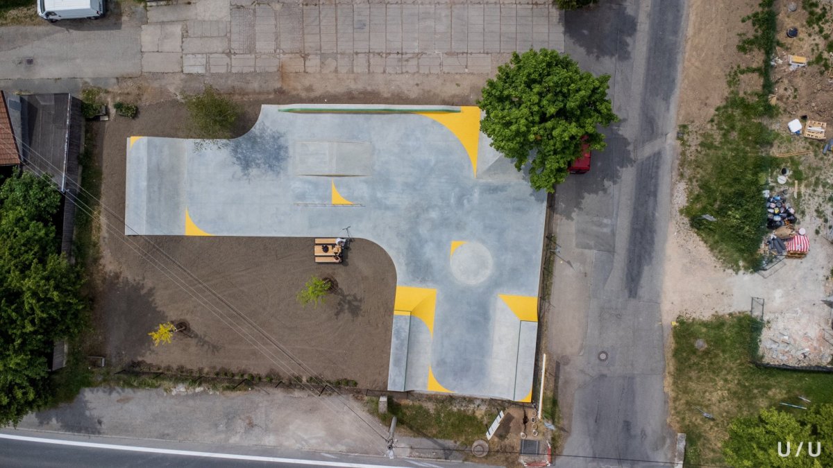 Skatepark Jeneč, U/U studio: Hlavním limitem pozemku byly dráty nízkého napětí, které vedou přes část pozemku. A aby do nich náhodou někdo z jezdců při triku „nenaletěl“, vytvořili zde autoři pobytovou zeleň jako „chillout“ zónu
