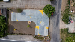 Skatepark Jeneč, U/U studio: Hlavním limitem pozemku byly dráty nízkého napětí, které vedou přes část pozemku. A aby do nich náhodou někdo z jezdců při triku „nenaletěl“, vytvořili zde autoři pobytovou zeleň jako „chillout“ zónu