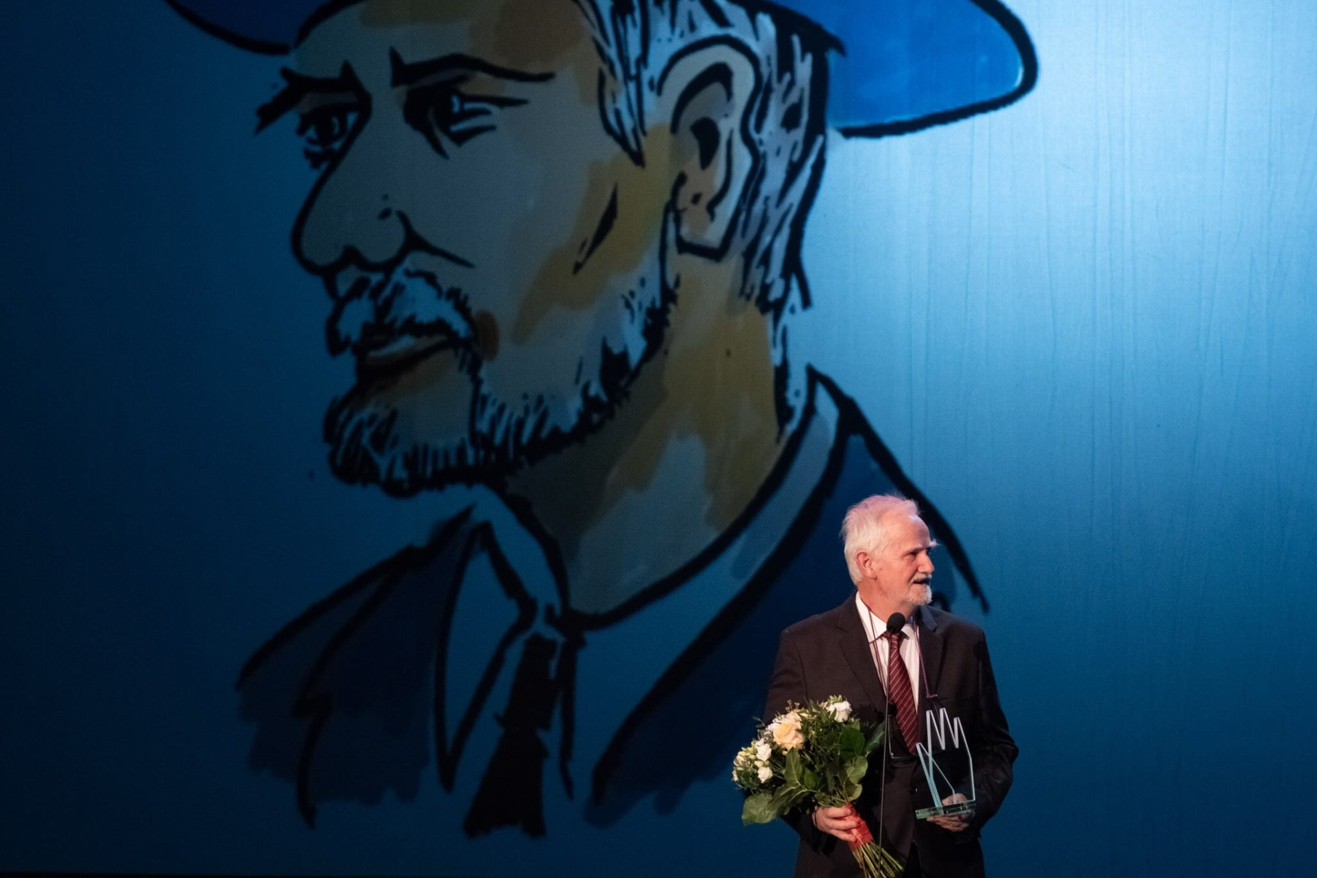 Docent Josef Štulc přebírá cenu Osobnost památkové péče.