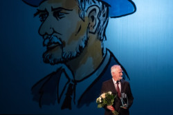 Docent Josef Štulc přebírá cenu Osobnost památkové péče.