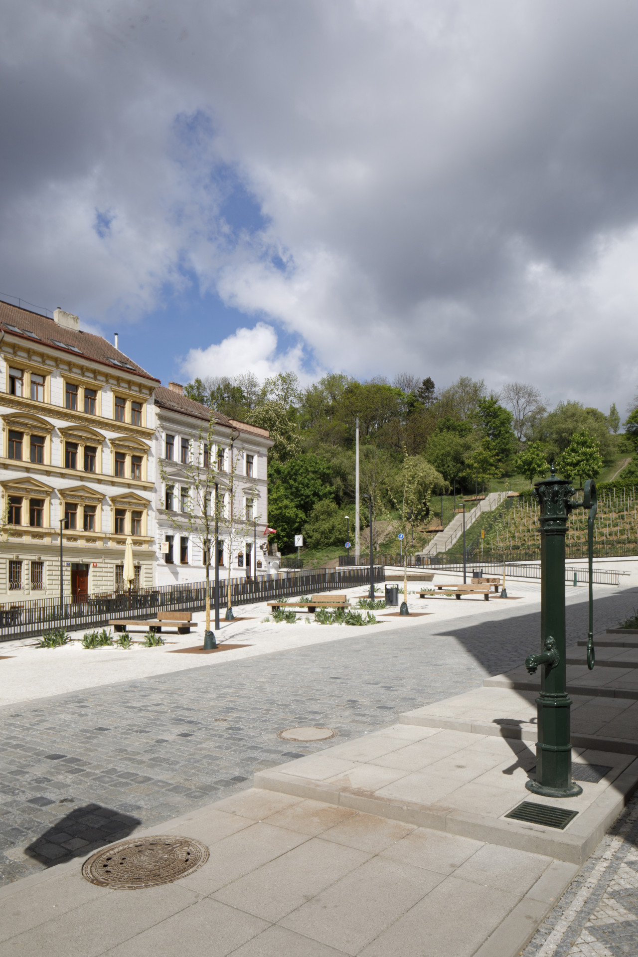 Náměstí je po rekonstrukci místem vyzývajícím k odpočinku. (Tachovské náměstí v Praze, OVA)