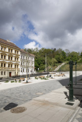 Náměstí je po rekonstrukci místem vyzývajícím k odpočinku. (Tachovské náměstí v Praze, OVA)