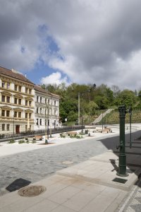 Náměstí je po rekonstrukci místem vyzývajícím k odpočinku. (Tachovské náměstí v Praze, OVA)