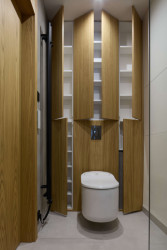 Pohled do koupelny (Panelákový byt Nad obzorem; Iva Hájková Studio)