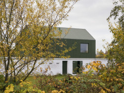 Dům od studia NORRØN v dánském Roneklintu.