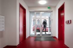 Bytový dům s dostupnými nájemními byty Bratislavská 51 v Brně, CL3: chodby oživuje červený akcent.
