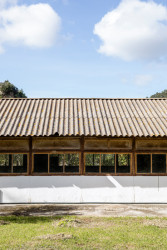 ...později kulturní centrum. Tato část čeká na rekonstrukci. (Farma Sa Taronja, Beef architekti)