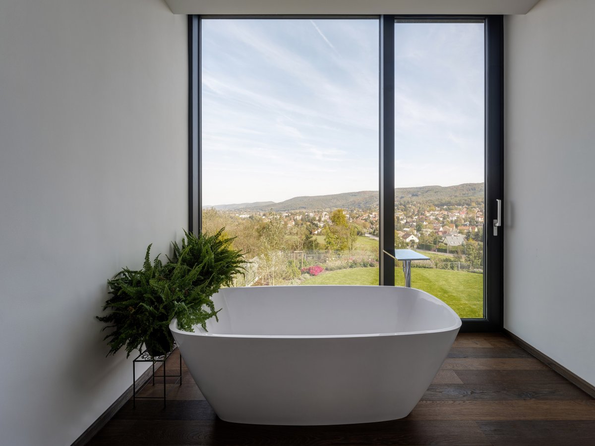 Pohled do koupelny (Vila u Prahy, boq architekti)