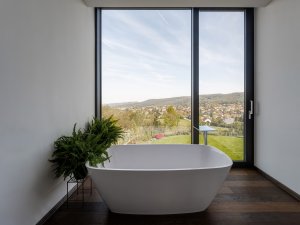 Pohled do koupelny (Vila u Prahy, boq architekti)