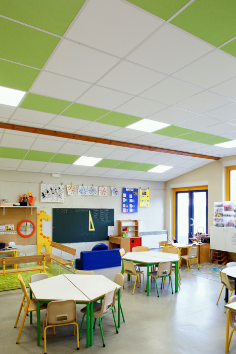 Akustické kazetové podhledy Eurocoustic od Rigips navržené pro efektivní regulaci zvuku.