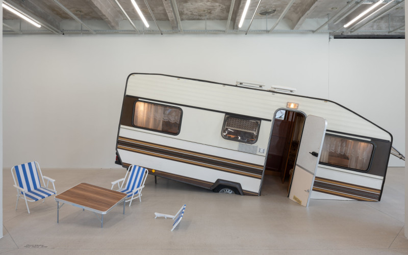 Na výstavě je výběr zásadních instalací a objektů autorů generace po roce 1989, jako jsou Krištof Kintera, Jiří Příhoda nebo Milena Dopitová,