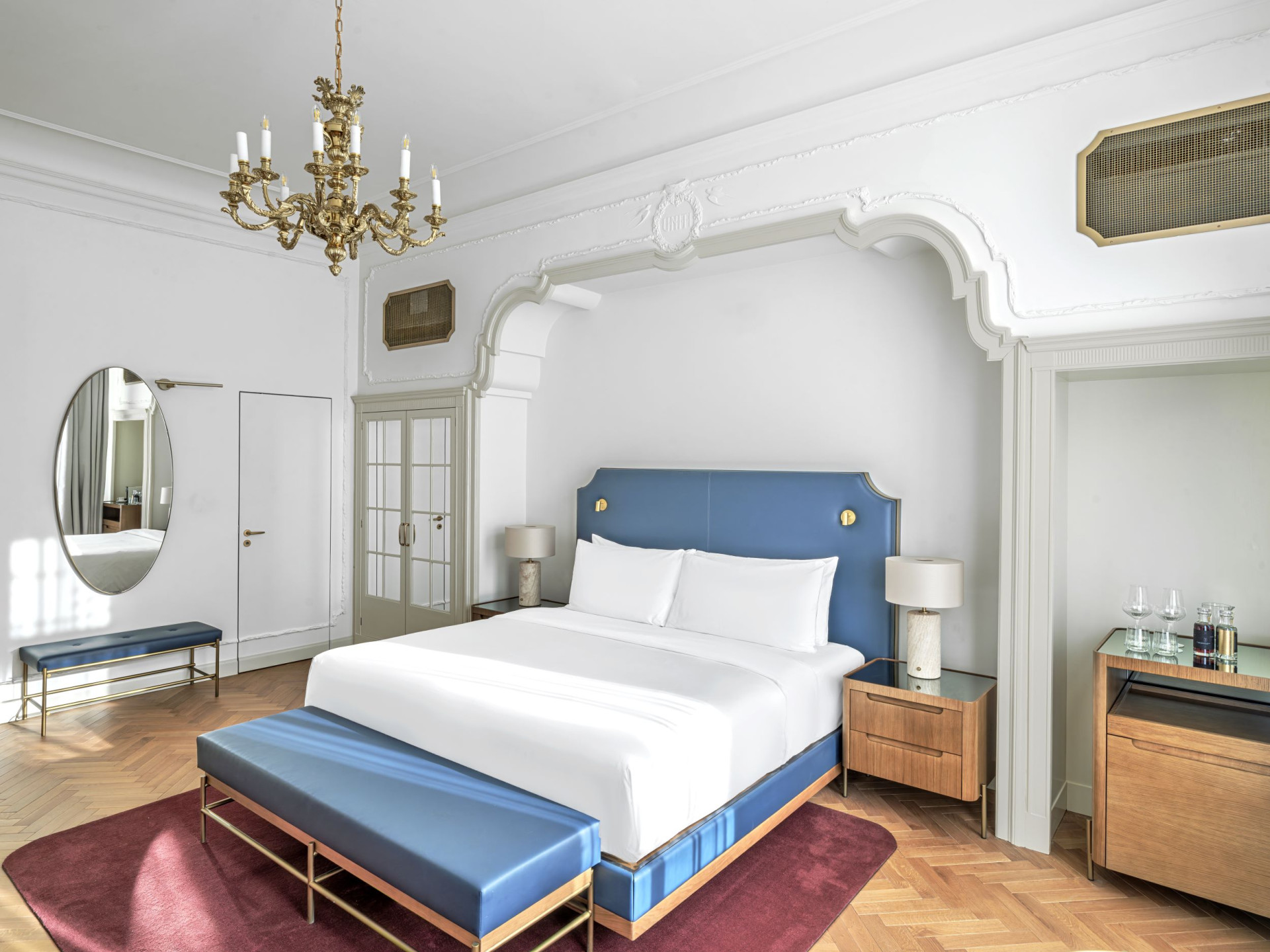 Tytéž týmy se podílely i na pokojích. „Sledoval se moderní deco styl,“ popisuje to Pavla Doležalová z Chapman Taylor. Takto vypadá jeden z pokojů v historické budově hotelu. Vybavení je nové, na stěnách zůstaly původní štuky.