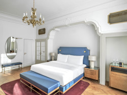 Tytéž týmy se podílely i na pokojích. „Sledoval se moderní deco styl,“ popisuje to Pavla Doležalová z Chapman Taylor. Takto vypadá jeden z pokojů v historické budově hotelu. Vybavení je nové, na stěnách zůstaly původní štuky.
