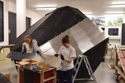 Studenti ateliéru při práci na design-build projektu útulen