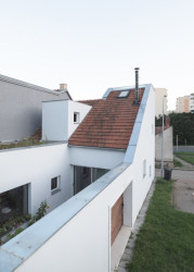 Dvorek je středně velký a zastíněný, zároveň je do něj vidět pouze z interiéru domu, je tedy úplně soukromý. (Rodinný dům v Kohoutovicích, Ateliér Kopecký)