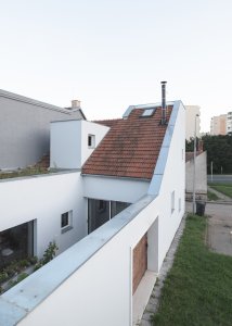 Dvorek je středně velký a zastíněný, zároveň je do něj vidět pouze z interiéru domu, je tedy úplně soukromý. (Rodinný dům v Kohoutovicích, Ateliér Kopecký)