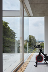 Rodinný dům ve svahu, masparti