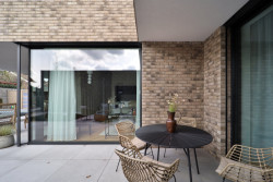 Bungalov s šedivým cihelným páskem na fasádě. Ten je podle majitelů pěkný i praktický na údržbu.