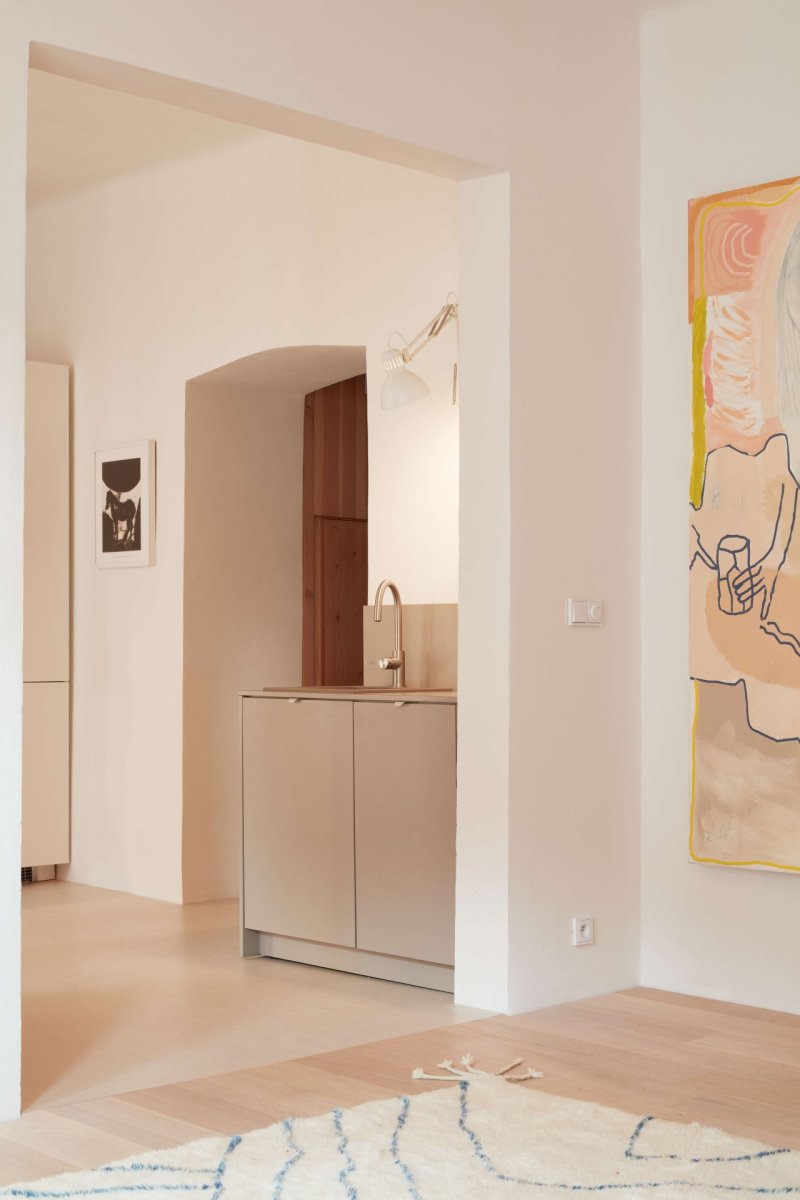 Pohled z obývacího pokoje (Plus One Architects, byt ve Vršovicích)
