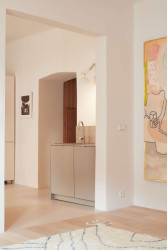 Pohled z obývacího pokoje (Plus One Architects, byt ve Vršovicích)