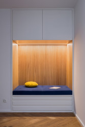 Interiéry jsou vybavené autorským nábytkem vytvořeným na míru