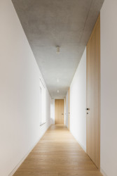 Rodinný dům v Záhorských sadech v Bratislavě, ARCHITEKTI mikulaj & mikulajova: V interiérech byly použity především světlé barvy a dřevo