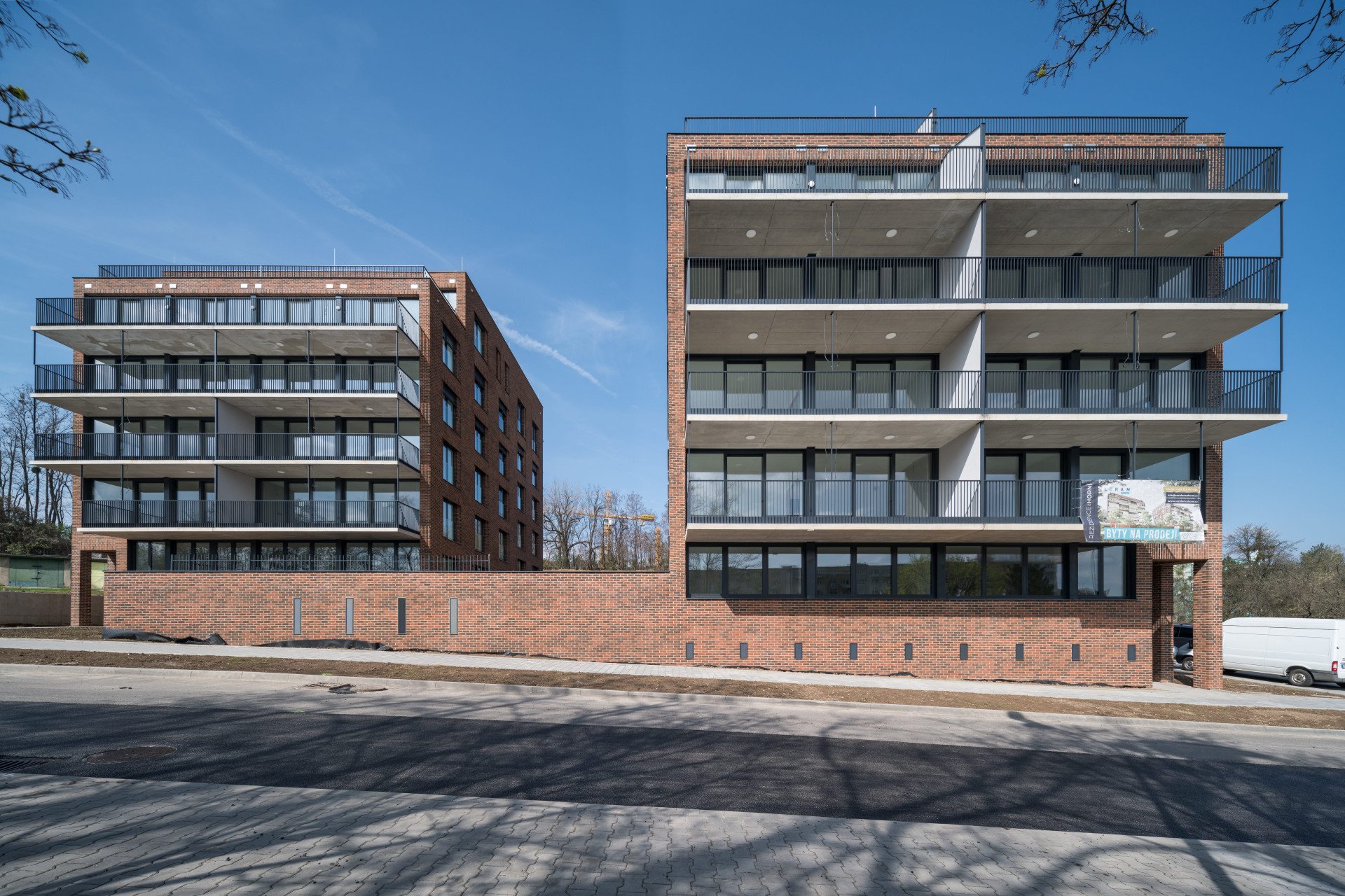 Studio Pelčák a partner architekti realizovalo v Brně dva bytové domy přímo pod svahy přírodní rezervace Červený kopec.