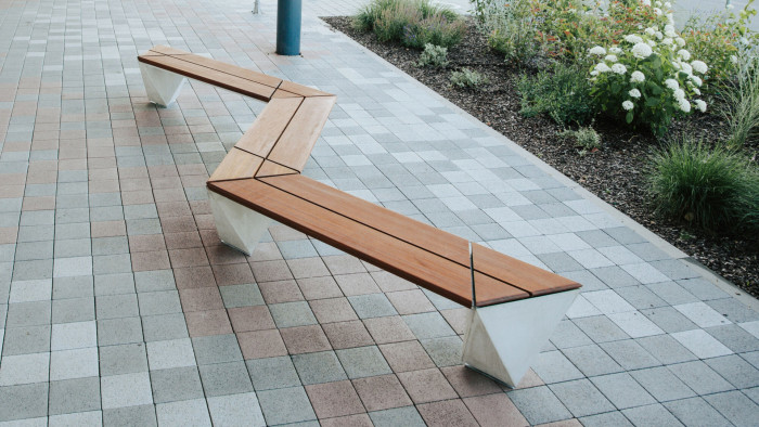 Modulární systém lavičky Spirit umožňuje vytvářet libovolné tvary sestav na míru veřejným nebo soukromým prostorům.