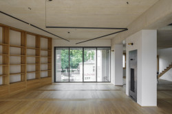 V domě se nacházejí dva byty (Bytový dům na Malé Straně; architektonický ateliér Ladislava Lábuse)