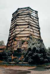 Chladicí věž (1925), jeden z památkově chráněných objektů. Má dřevěnou konstrukci a plášť z eternitu. Vzhledem k tomu, že je to unikátní technická stavba, měla by tu zůstat stát. Zatím to však spíš vypadá, že bez údržby sama spadne.