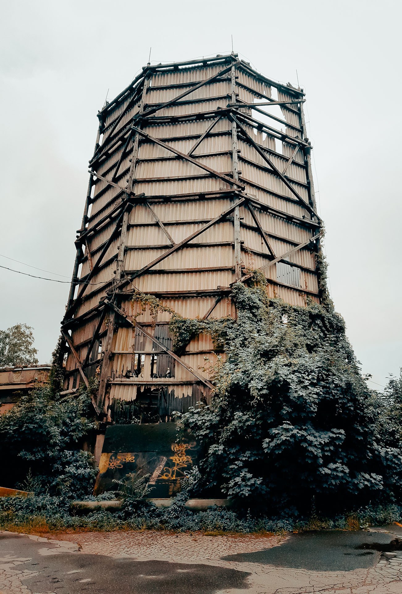 Chladicí věž (1925), jeden z památkově chráněných objektů. Má dřevěnou konstrukci a plášť z eternitu. Vzhledem k tomu, že je to unikátní technická stavba, měla by tu zůstat stát. Zatím to však spíš vypadá, že bez údržby sama spadne.