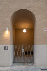 Detail vstupu do jednoho z domů v bloku. (Bytový dům Nové Lauby v Ostravě, ateliér znamení čtyř - architekti)