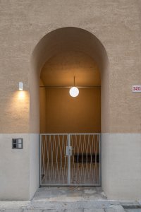 Detail vstupu do jednoho z domů v bloku. (Bytový dům Nové Lauby v Ostravě, ateliér znamení čtyř - architekti)