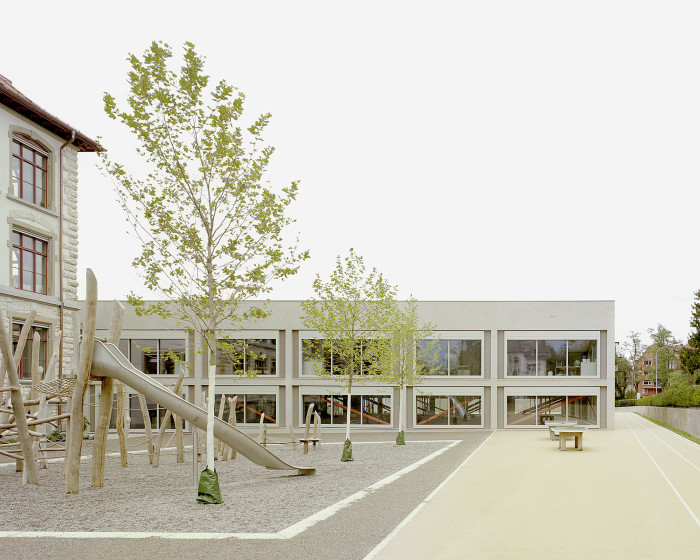 Od 15. května do 7. září bude v Domě umění v Českých Budějovicích k vidění výstava studia E2A ze Švýcarska. (na obrázku škola Hofacker v Curychu)