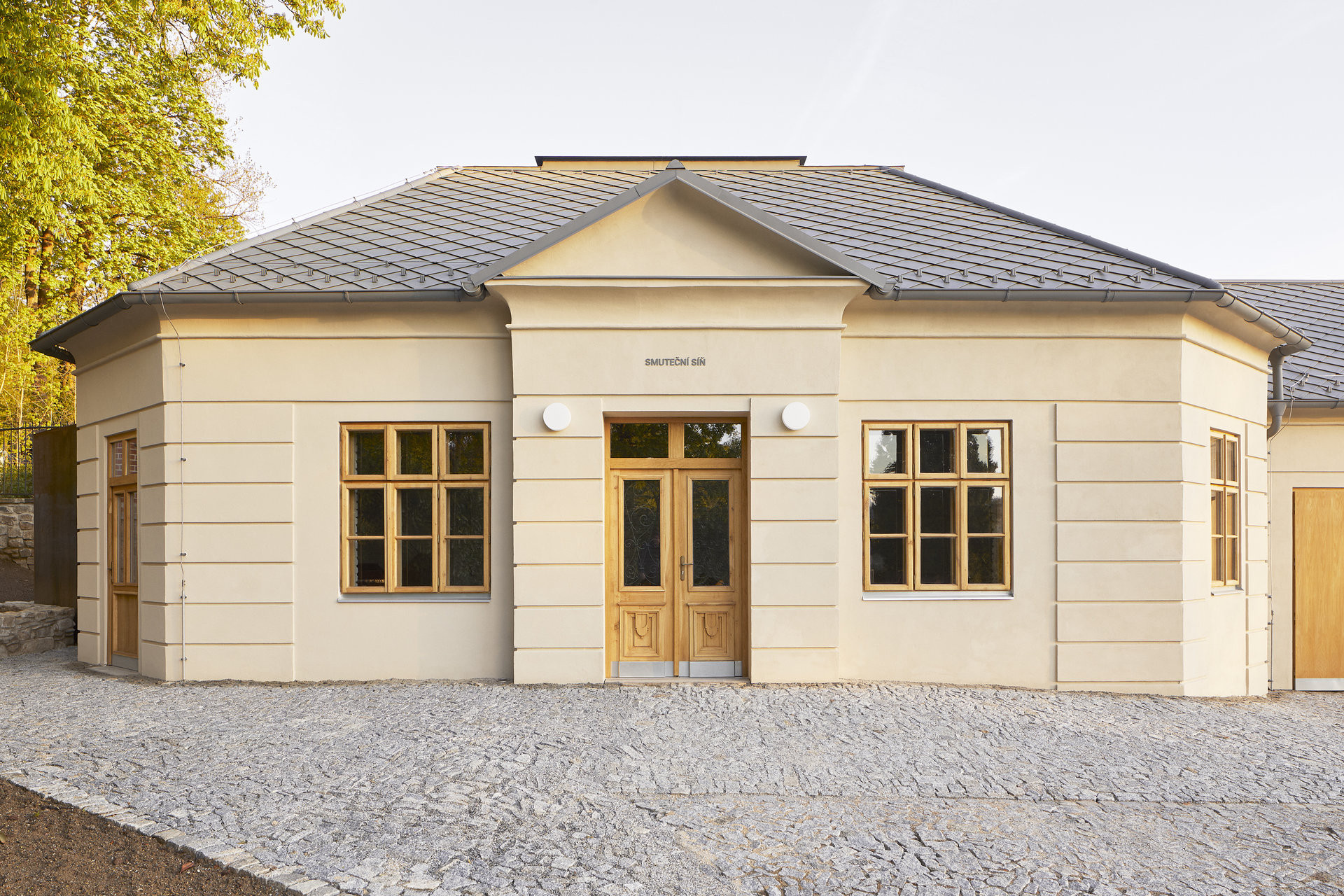 Cihlu po cihle byla stavba rozebrána, aby z původní mohla vzniknout jiná. (Smuteční síň ve Vimperku, Jakub Vašek)