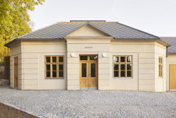 Cihlu po cihle byla stavba rozebrána, aby z původní mohla vzniknout jiná. (Smuteční síň ve Vimperku, Jakub Vašek)