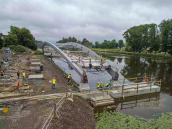 Transport lávky na její místo.