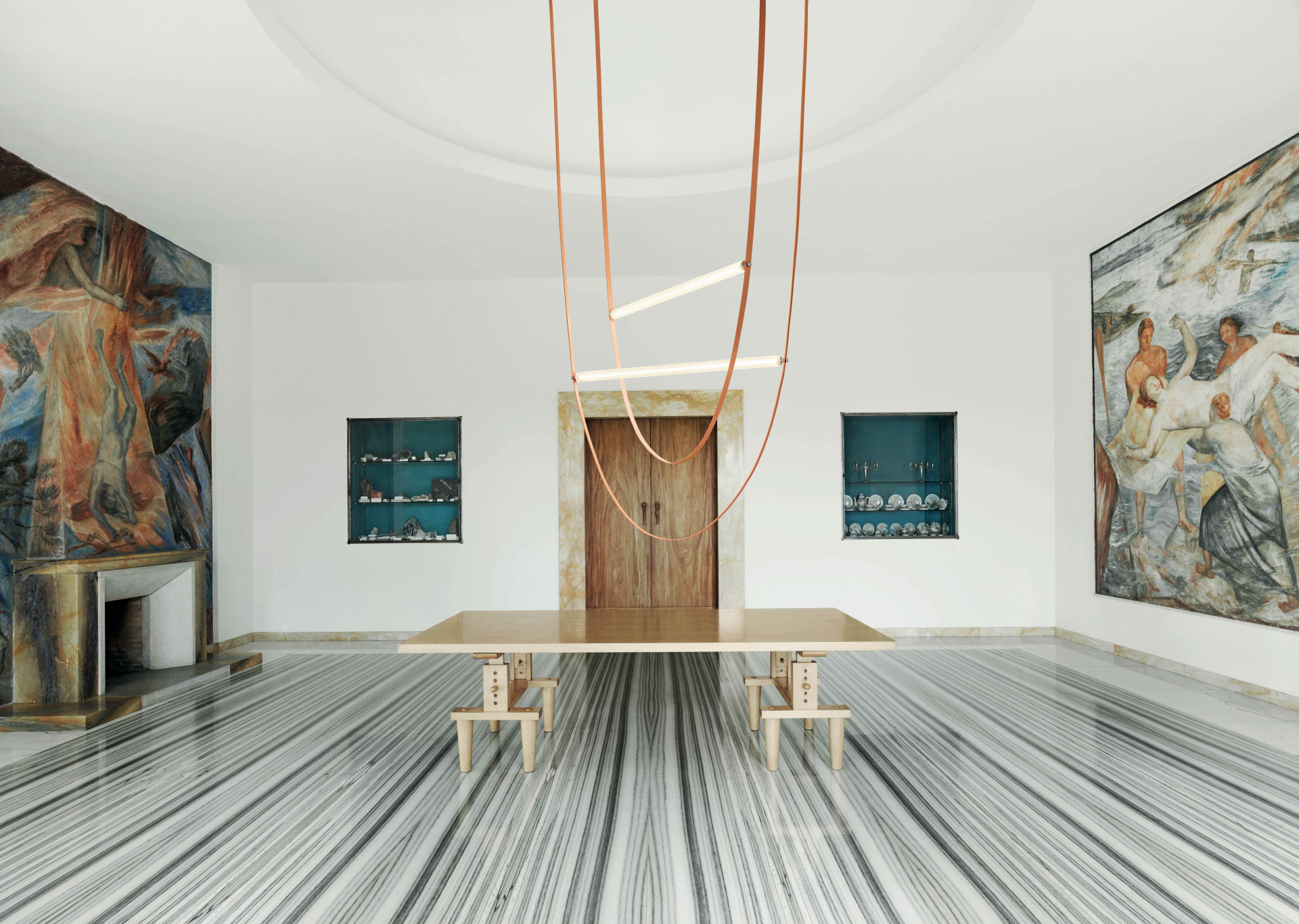 Wireline připomíná houpačku nebo jen ležérně ze stropu visící kabely (Od designerského dua Formafantasma pro Flos)